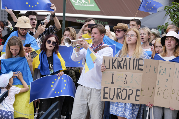 2022年6月23日，欧盟峰会在比利时布鲁塞尔的欧盟总部里召开，峰会外面有支持乌克兰的活动人士举行集会支持乌克兰加入欧盟，并敦促欧盟批准。（图片来源：Thierry Monasse/Getty Images）