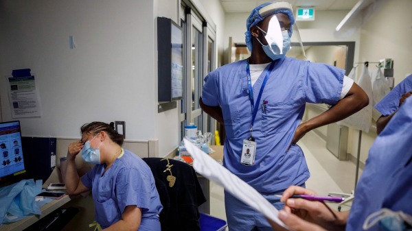2021年4月28日COVID-19疫情期间，加拿大一家医院的护士。（图片来源： COLE BURSTON/AFP via Getty Images）