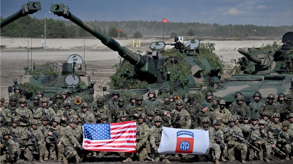 2022年4月8日，波蘭第18機械化師和美軍第82空降師於波蘭諾瓦德巴參加戰術和火力訓練。（圖片來源：Jeff J Mitchell/Getty Image）(16