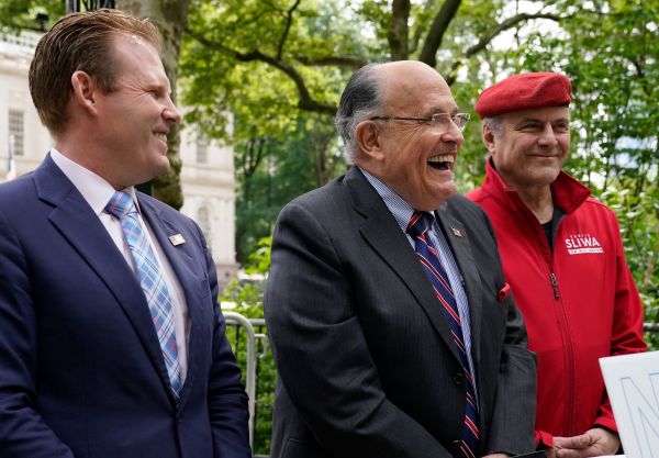 图为2022年6 月 7 日，美国纽约前市长鲁迪・朱利安尼（Rudy Giuliani，中）在纽约市政厅公园与他的儿子、纽约州长候选人安德鲁・朱利安尼（Andrew Giuliani，左）和守护天使创始人柯蒂斯・斯利瓦（Curtis Sliwa，右）在新闻发布会上发表讲话。安德鲁・朱利安尼的竞选纲领中包括撤销纽约州民主党对犯罪软弱的政策。（图片来源：TIMOTHY A. CLARY/AFP via Getty Images）
