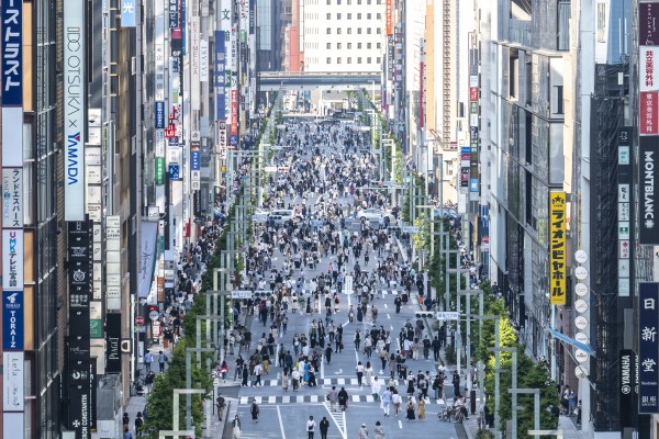 2022年5月5日,東京銀座地區的「黃金週」假期期間,人們走在街上。
