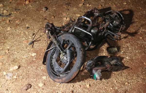 2022年6月27日与28日之间的午夜时分，美军在叙利亚西北部的伊德利卜（Idlib）发动无人机袭击，击毙了与基地组织有关联的恐怖组织的一名高级成员，该人当时在骑着摩托车一人独行。图为袭击过后的摩托车残骸。（图片来源：OMAR HAJ KADOUR/AFP via Getty Images）