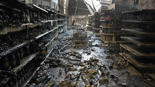 6月28日，在被入侵俄羅斯軍隊導彈襲擊的一天後，烏克蘭克列門丘克（Kremenchuk）市被摧毀的安斯特（Amstor）購物中心的一家雜貨店裡燒焦的商品。