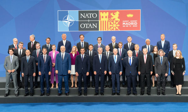 2022 年 6 月 29 日，北約峰會在西班牙馬德里召開，美國總統拜登（前排右五）和其他世界領導人合影留念。（圖片來源：Stefan Rousseau - WPA Pool/Getty Images）