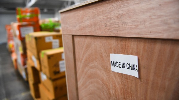 美国海关收缴的一盒商品包装外面贴着“中国制造”标签。（图片来源：PATRICK T. FALLON/AFP via Getty Images)