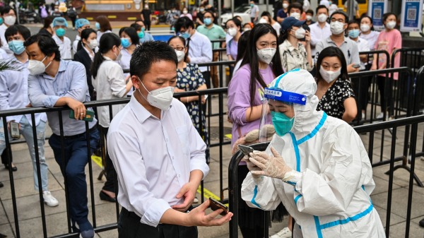上海解封后，居民上街还是需要健康码。