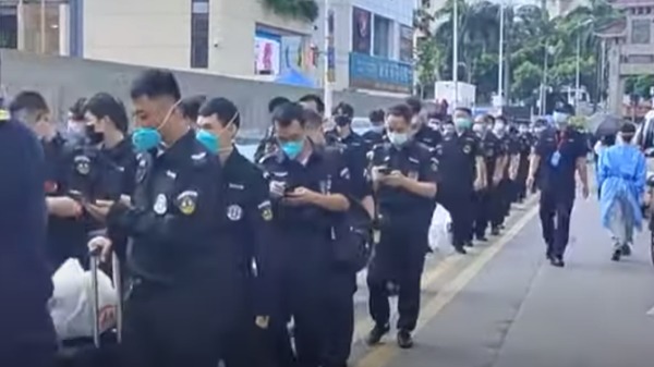 深圳爆疫多地封控小區聚集大量警察和保安(圖)