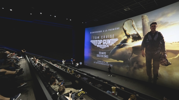 2022 年 5 月 20 日，“捍卫战士：独行侠”（Top Gun: Maverick）在西班牙巴塞罗那的 Cinesa Diagonal Mar 电影首映式。