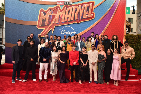 “惊奇少女”的主要演员及发展总监Marvel、Adil El Arbi 和 Bilal Falla 参加了 2022 年 6 月 2 日在加利福尼亚州好莱坞的 El Capitan 剧院举行发布会。