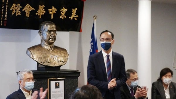 國民黨主席朱立倫（立者）走訪華府美京中華會館， 與當地僑領交流。