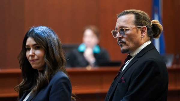 好莱坞影星约翰尼・德普（Johnny Depp）与律师卡米尔・瓦斯奎兹（Camille Vasquez）在法庭上。