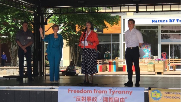 2022年6月4日，美國馬里蘭州羅克威爾市市長紐頓（Bridget Newton）在市中心廣場舉行的紀念六四33週年集會上講話。（看中國攝影圖）(