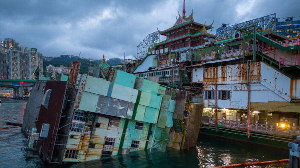 2022年6月2日，香港著名地标珍宝海鲜舫的厨房船倾沉。其后主船也在被拖至南海时沉下千米海底。（图片来源：Getty Images）