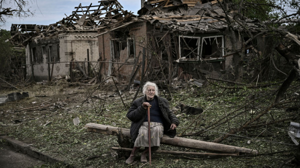 在乌克兰东部顿巴斯地区的德鲁日科夫卡市（Druzhkivka，也写作Druzhkovka），俄罗斯军队的导弹袭击造成一名乌克兰老年妇女死亡，而另一位劫后余生的老年妇女坐在被摧毁的房屋前。