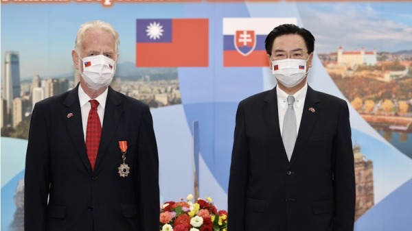 外交部長吳釗燮（右）8日在外交部頒贈「睦誼外交 獎章」給斯洛伐克國會友台小組主席歐舒斯基（Peter Osuský）（左），並合影留念。