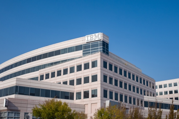 圖為2018 年 11 月 17 日拍攝的，美國科技巨頭之一的IBM公司位於加利福尼亞州矽谷的總部大樓。（圖片來源：Smith Collection/Gado/Getty Images）