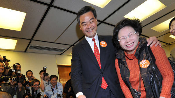 全国政协副主席、前特首梁振英的妻子唐青仪涉欠逾9万元信用卡数额，遭入禀香港区域法院追讨。图为梁振英夫妇。（图片来源：Getty Images）