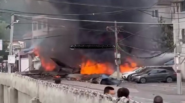 中共官方今天证实有一架军机坠毁民宅。