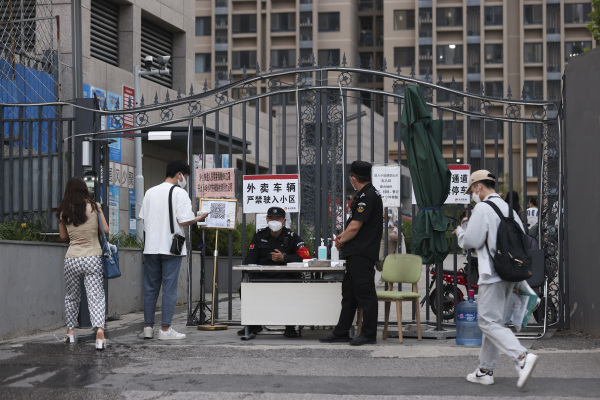 2022年6月17日，北京保安人员在入口处检查社区居民的健康码.（图片来源: Getty Images）