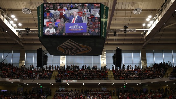 2022年7月9日，前美國總統川普出席在阿拉斯加安克雷奇舉行的拯救美國集會。（圖片來源： Justin Sullivan/Getty Images）