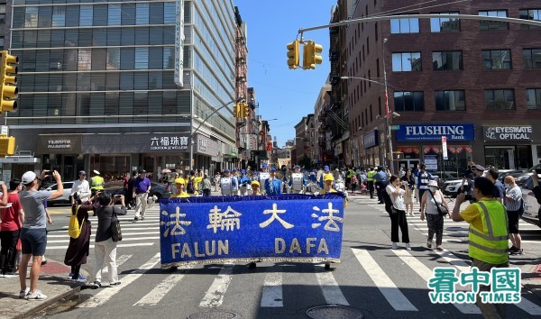 7月10日，大纽约地区上千名部分法轮功学员在纽约曼哈顿唐人街游行，表达他们23年来坚毅不变，反对迫害的心声。