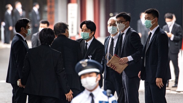 台灣副總統賴清德（中）於 2022 年 7 月 12 日在東京增上寺出席已故日本前首相安倍晉三的葬禮時向官員致意