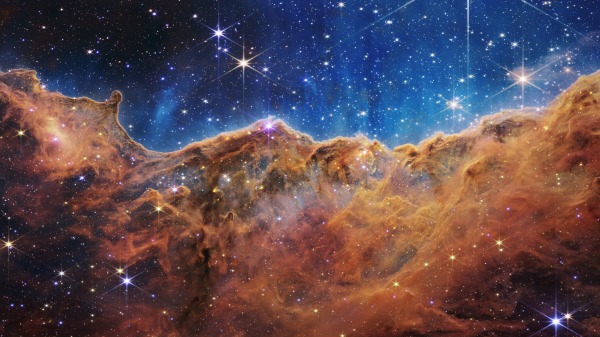 2022年7月12日，美國宇航局NASA公布了在船底座星雲中一個名為 NGC 3324 的年輕恆星形成區域的邊緣，這張由美國宇航局新的詹姆斯韋伯太空望遠鏡在紅外光下拍攝的圖像首次揭示了以前不可見的恆星誕生區域。（ NASA, ESA, CSA, and STScI via Getty Images）