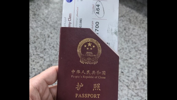 7月10日，推特網民「高健」發布護照遭剪角圖。