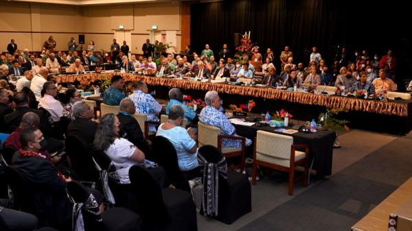 太平洋岛国领导人于2022年7月12日在苏瓦举行的太平洋岛国论坛 (PIF) 开幕致辞中聆听。