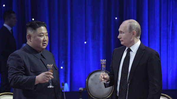 圖為2019年4月25日，在俄羅斯遠東港口城市符拉迪沃斯托克的俄羅斯島上的遠東聯邦大學校園舉行會談後，俄羅斯總統弗拉基米爾·普京（左）和朝鮮領導人金正恩（右）出席招待會。