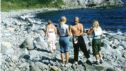 2002年普京一家在滨海边疆区游玩的合照，从左到右为普京妻子柳德米拉、普京大女儿玛丽亚、普京本人、普京小女儿卡特琳娜。
