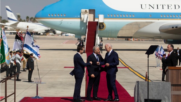 2022年7月13日，美國總統拜登抵達以色列訪問，以色列總理和總統在機場舉辦歡迎儀式。（圖片來源：Amir Levy/Getty Images)