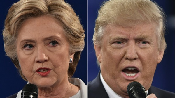 2016年10月9日，川普和希拉里。克林顿在2016年总统大选的第二次总统辩论中。（图片来源：PAUL J. RICHARDS/AFP via Getty Images)