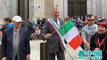 2021年10月，时任纽约市市长白思豪参加第77届纽约哥伦布日大游行。