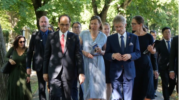 立法院長游錫堃（前左）率朝野立委與捷克參議院議 長維特齊（前右）一同拜訪捷克前總統哈維爾的墓 地。