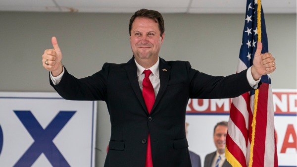 2022年7月19日，川普支持的馬里蘭州眾議員考克斯贏得了共和黨州長初選。（圖片來源：Nathan Howard/Getty Images)