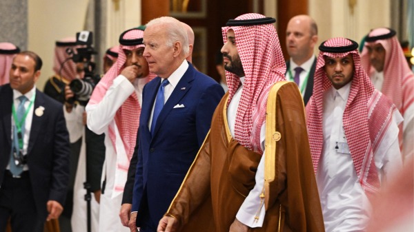2022年7月16日，沙特王储穆罕默德・本・萨勒曼会见来访的美国总统拜登（MANDEL NGAN/POOL/AFP via Getty Images