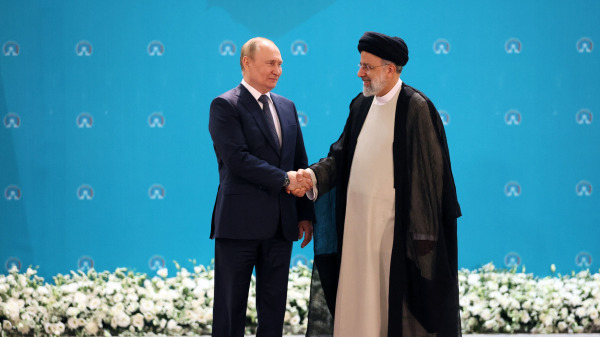 伊朗總統易卜拉欣·賴西（Ebrahim Raisi）迎接俄羅斯總統弗拉基米爾·普京（Vladimir Putin）