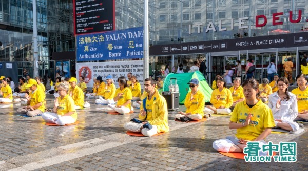 7月20日，法國法輪功學員在巴黎13區義大利廣場舉行反迫害活動。