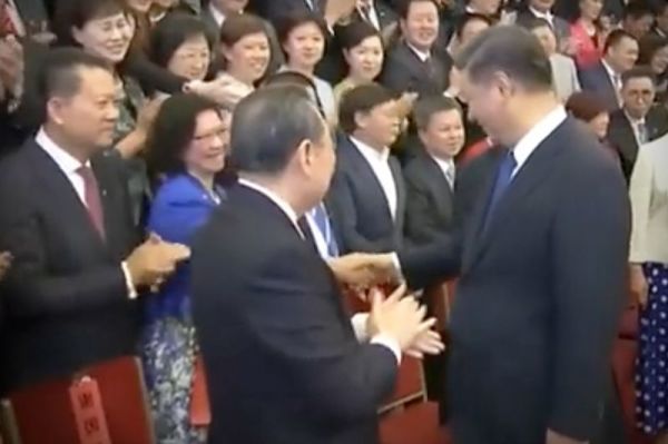 中國央視播出的畫面顯示，2019年，李貞駒與中國國家主席習近平曾在拍著集體照片期間握手。