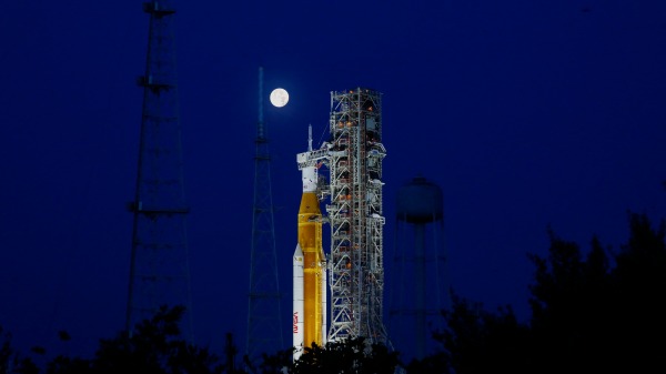 2022年6月15日，NASA的Artemis阿尔忒弥斯月球火箭在佛州肯尼迪航天中心的发射台上。（图片来源：EVA MARIE UZCATEGUI/AFP via Getty Image）