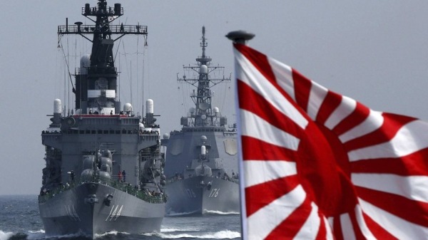 2006年10月22，日本海上自衛隊的一艘船在日本相模灣舉行的海軍艦隊審查演習期間編隊航行。
