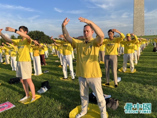在美國首都華盛頓紀念碑下，參加當天遊行的法輪功學員舉辦煉功活動