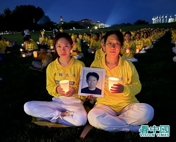 法輪功學員母女二人（右：居瑞紅、左：李曉華）在這裡悼念13年前被迫害致死的親人（丈夫、父親）法輪功學員李德龍