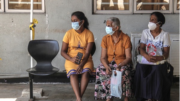照片是在2022 年7月19日拍攝的，患者在斯里蘭卡科倫坡國立醫院的病房外等待與醫務人員的預約。