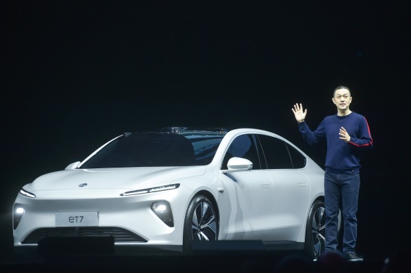 中國電動汽車製造商蔚來老闆李斌在推介其NIO ET7產品