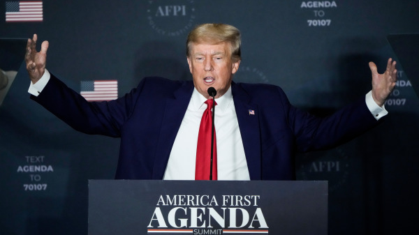 在華盛頓特區的馬奎斯萬豪酒店舉行的「美國第一議程峰會」上，前美國總統唐納德．川普（特朗普）（Donald Trump）發表主題閉幕詞。