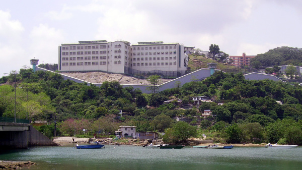 邵家臻形容小欖精神病中心是「監中之監，獄中之獄」。圖為香港小欖精神病治療中心。（圖片來源：Chong Fat/Wikipeda/CC BY-SA 3.0）