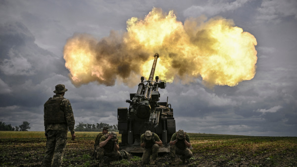俄罗斯入侵乌克兰战争期间，乌克兰军人用法国155毫米/52口径“凯撒”自走火炮向乌克兰东部顿巴斯地区前线的俄罗斯阵地开火。