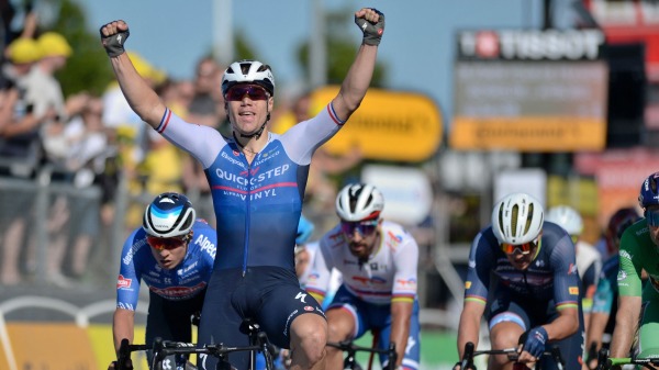7月2日，在丹麥羅斯基勒和尼堡之間202.2公里的第109屆環法自行車賽第二階段比賽中荷蘭車手Fabio Jakobsen衝過過終點線。